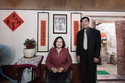 2018年新春蔡英文總統第二次回故鄉老家發紅包 與本系夜碩二、研究所學會會長蔡豐吉同學在古厝正廳合影留念圖片