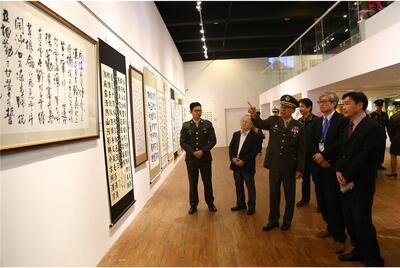 本系夜碩二學生蔡豐吉，獲邀參加2018「海光美展開幕」與海軍副司令陳中將&高師大校長吳連賞、藝術學院院長姚村雄等共同剪綵圖片
