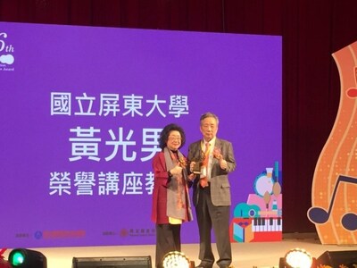 【狂賀】本學系黃光男榮譽講座教授榮獲藝術教育貢獻終生成就獎並於108年12月23日下午在國家圖書館演講廳由教育部次長范巽綠頒獎圖片