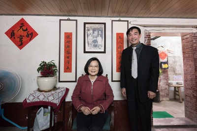 賀本系視覺藝術研究所學會創會會長蔡豐吉獲邀為總統蔡英文楓港古厝撰寫2019己亥年新春春聯條幅圖片