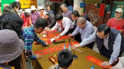 本系獲邀辦理 (小英總統楓港古厝2018年迎新春-贈送春聯活動)圓滿成功圖片