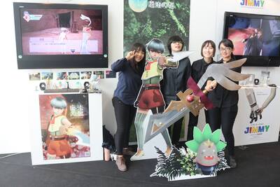 視藝系展場學生合照圖片